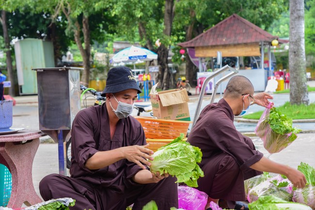 Continuing to support people in need in the Covid-19 pandemic of Hoang Phap Pagoda (series 4)